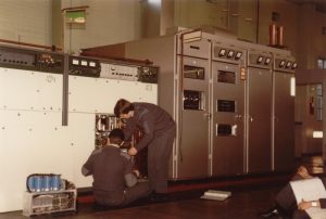 Image of two airmen repairing a Marconi 1140 transmitter at RAF Greatworth circa 1982